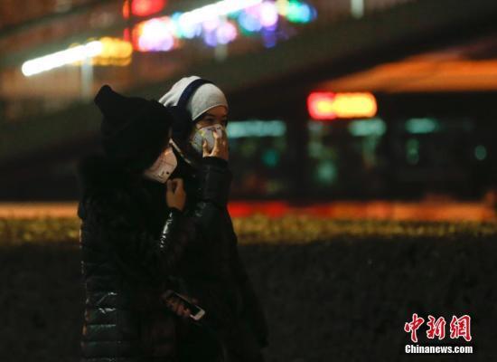 　　12月16日，北京民眾戴防霧霾口罩出行。北京將在當(dāng)日20時至21日24時啟動空氣重污染紅色預(yù)警。中新社記者 杜洋 攝