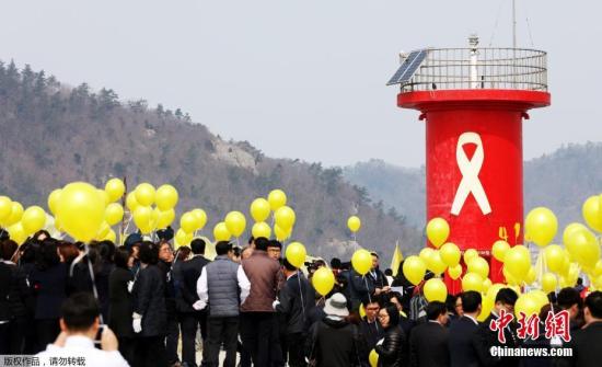 資料圖：當?shù)貢r間2017年3月28日，韓國珍島，民眾悼念“世越”號遇難者。