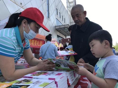 “迎書博.讀書好”文化惠民大篷車活動走進保龍倉超市