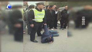 自制長夾偷手機(jī) 戰(zhàn)士民警聯(lián)手制服小偷