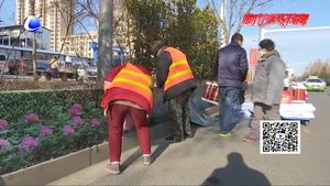 擋雪板上貼“壁紙”風(fēng)景更亮麗 提醒市民：公共設(shè)施還需人人愛(ài)護(hù)