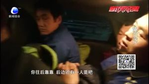 務(wù)工圖方便 多個(gè)男子疊羅漢擠進(jìn)小轎車