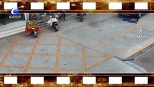 女司機(jī)駕車碾壓男童 慌亂掛倒擋撞翻3人
