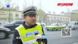 晚高峰轎車突發(fā)自燃 警民合力排除險情