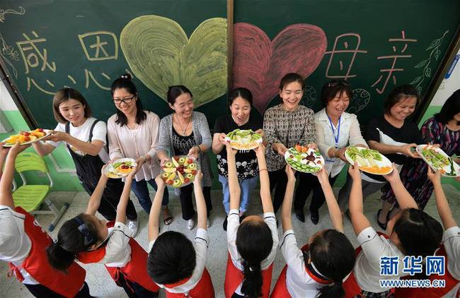 5月10日，在河北省邯鄲市趙王小學(xué)開展的“感恩母親”主題活動中，學(xué)生將制作的水果拼盤送給媽媽。