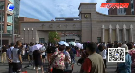直擊管中考點(diǎn)：考生精神飽滿 家長耐心等候