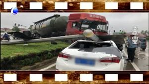 半掛車(chē)路口失控 撞斷燈桿砸毀新車(chē)
