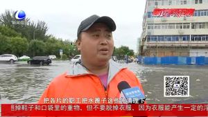 強(qiáng)降水導(dǎo)致路面積水 環(huán)衛(wèi)部門全力促排水