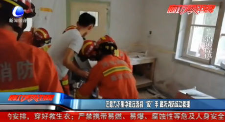 注意力不集中致壓面機“咬”手 廊坊消防成功救援