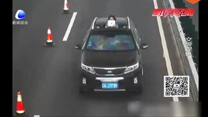 孩子探出天窗危險 交警提醒兒童乘車安全