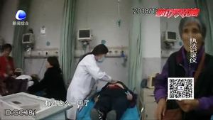 交警抱疾病老人乘警車就醫(yī) 家屬感動致謝