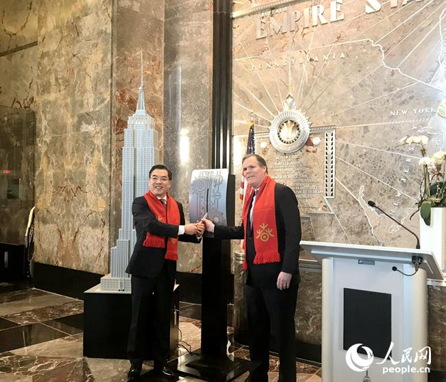 圖為中國(guó)駐紐約總領(lǐng)事黃屏與帝國(guó)大廈集團(tuán)總裁兼首席運(yùn)營(yíng)官凱斯勒共同啟動(dòng)紐約帝國(guó)大廈慶祝中國(guó)農(nóng)歷新年點(diǎn)燈儀式。李曉宏攝