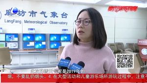 我市迎來(lái)降雪 環(huán)衛(wèi)工人掃雪保暢通