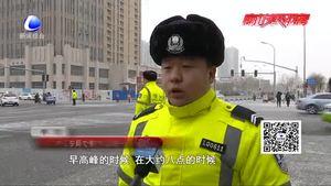 雪天交警齊出動(dòng) 保駕護(hù)航不放松