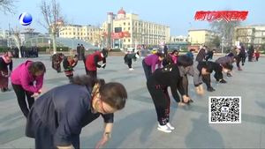 退役女軍人鄭海潮回家鄉(xiāng)當(dāng)起義務(wù)舞蹈老師