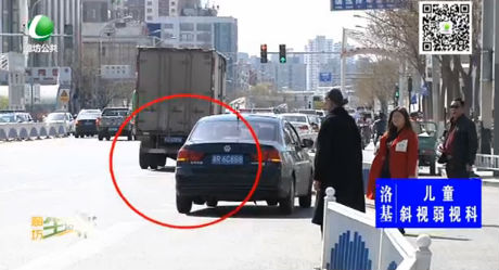 助你文明——公交車站豈能隨意停放車輛