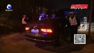 酒駕司機(jī)拒不下車 交警噴辣椒水強(qiáng)制執(zhí)法