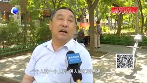 小伙騎共享電動車載人 不文明更不安全