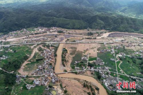 據(jù)廣東省河源市防汛防旱防風指揮部辦公室統(tǒng)計，截至6月11日，暴雨導致河源全市63個鄉(xiāng)鎮(zhèn)不同程度受災，因災死亡7人，失聯(lián)1人，受傷3人，受災人口11.455萬人，倒塌房屋956間，轉(zhuǎn)移人口1.454萬人。 其中，連平縣部分鄉(xiāng)鎮(zhèn)受災較嚴重，因災死亡6人(4女2男)，直接經(jīng)濟損失約1.5億元人民幣。圖為航拍鏡頭下的廣東省河源市連平縣上坪鎮(zhèn)。<a target=