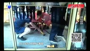 兩歲男童小腿被旋轉門卡住 消防成功解救