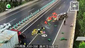 貨車(chē)側(cè)翻蔬菜散落一地 警民合力恢復(fù)路面暢通