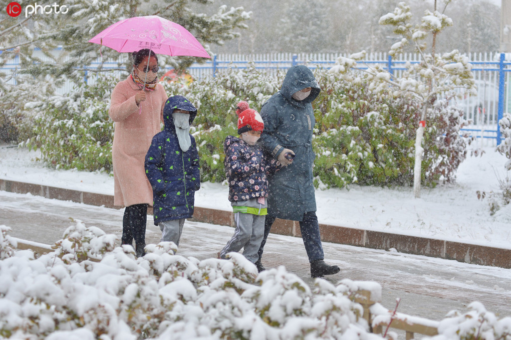 10月22日，冒雪出行的市民。