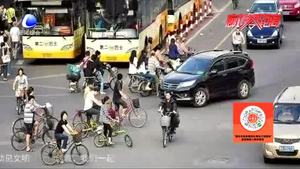 四年級(jí)小孩闖紅燈被撞飛 交警：孩子負(fù)全責(zé)