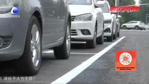 【創(chuàng)城，我們一起】拆除商業(yè)街外違章廣告牌 消除安全隱患