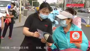 爭做文明騎手 交警開展有獎(jiǎng)問答送頭盔宣傳活動(dòng)