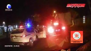 大膽司機(jī)無證酒駕 遇交警撒腿就跑