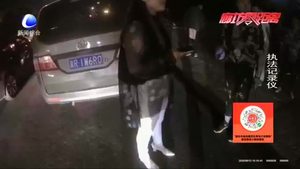 零距離·交通：小客車超員 三河交警及時(shí)消除安全隱患