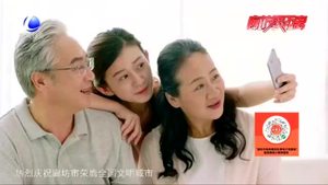 我陪爸媽玩手機(jī)：智能掃碼時代 老年人還習(xí)慣嗎？