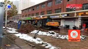 雪天施工企業(yè)加班加點 市民點贊