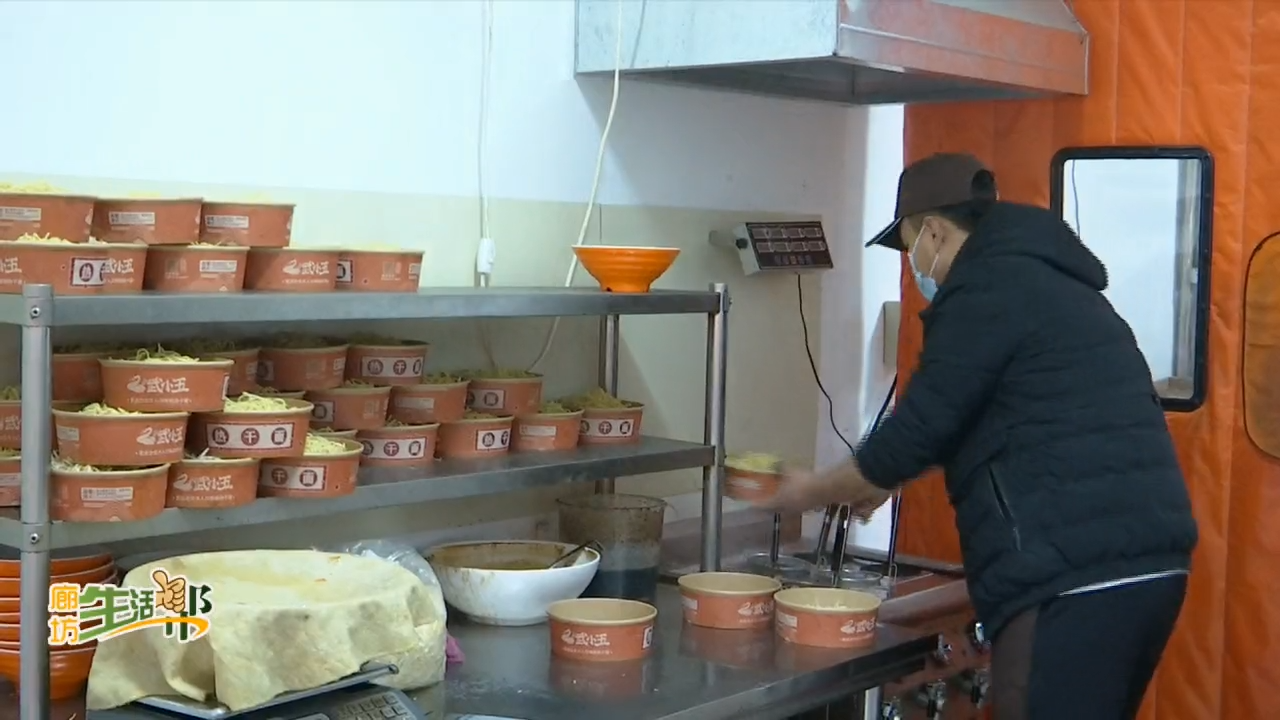 熱干面老板免費(fèi)為抗疫人員送暖心面