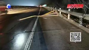 零距離·交通：龐然大物橫躺高速  聯合處置消除隱患